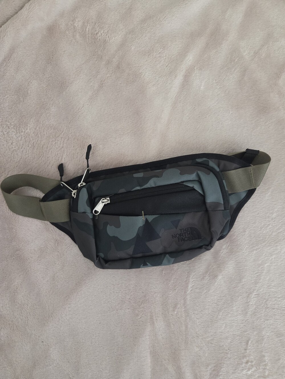 The North Face Camouflage Waist Bag Belt Bag Camo NWOT Excellent Condition